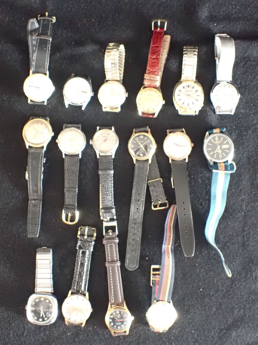 A COLLECTION OF AUTOMATIC AND MANUAL WIND WRISTWATCHES various makes