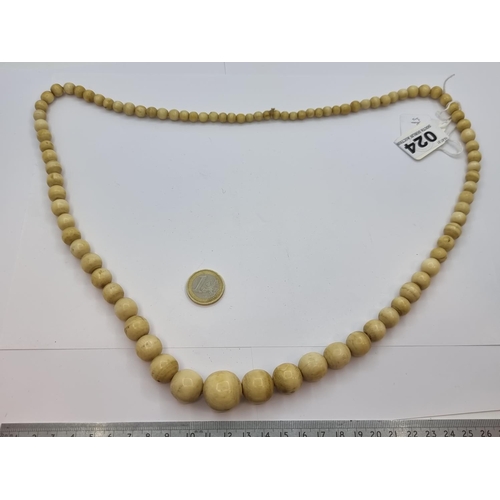 24 - A vintage graduated ivory necklace, circa 1920. Length of necklace 90cm. A very nice, heavy example.