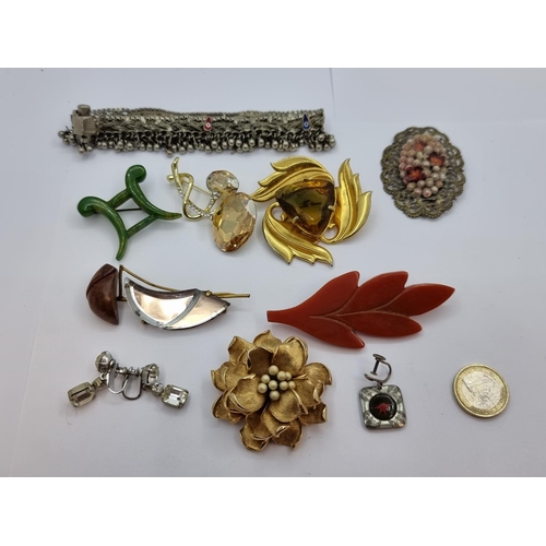 31 - A collection of vintage pieces, consisting of a silver piece with gem-set accents, possibly used as ... 