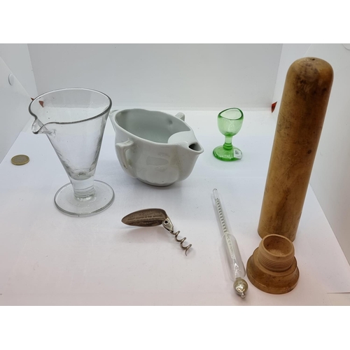 41 - A collection of five vintage medical pieces with thermometer with mercury in wooden baton, eye bath ... 