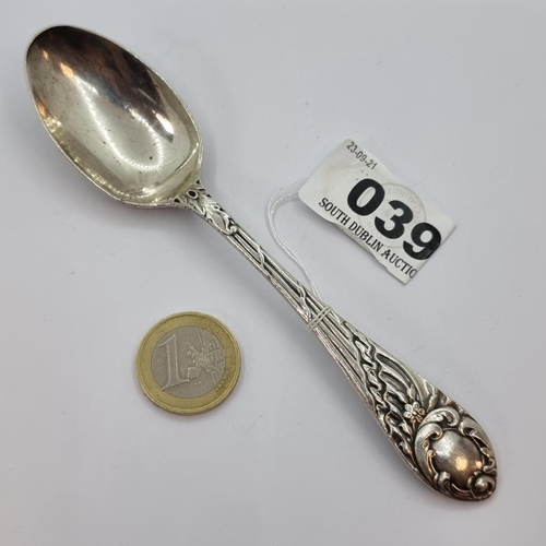 39 - A heavy teaspoon with floral designed handle. Hallmarked Sheffield 1902, maker Sydney & Co. Weight 3... 