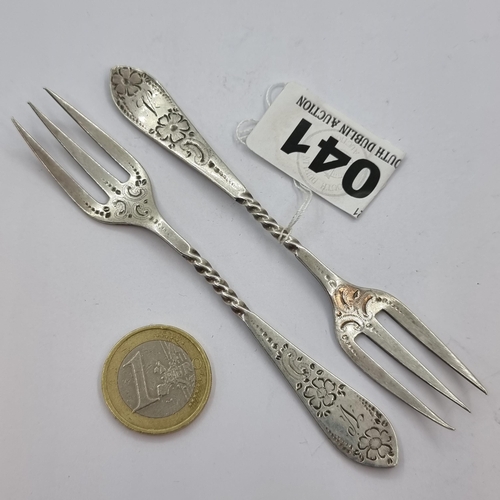 41 - A pair of Sterling Silver floral design pastry forks. Hallmarked Sheffield 1924 and 1925, maker Alle... 