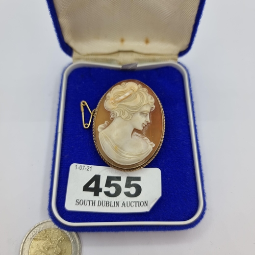 455 - Large antique 9ct Gold shell cameo brooch. In good order with safety chain. 9.25 g