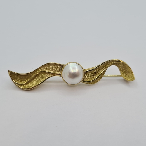 6 - Star Lot : A very nice, heavy  example of an 18K gold (stamped 750) brooch with wave design setting ... 