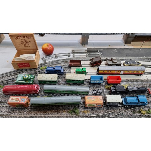 546 - A good box of model trains, train parts and collectables. Including a Jouef SNCF model, an example b... 