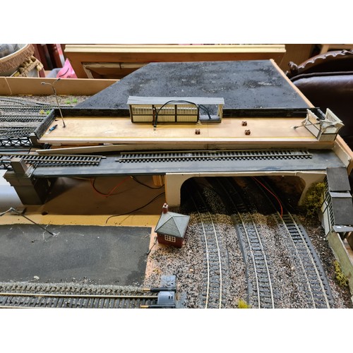 545 - Star lot : A very large model railway layout featuring tracks, a suspension bridge, a railway statio... 