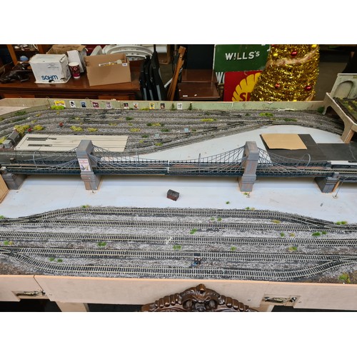 545 - Star lot : A very large model railway layout featuring tracks, a suspension bridge, a railway statio... 