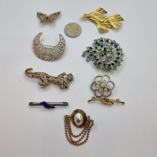 16 - A collection of 9 brooches featuring some nice multi coloured rhinestones. A nice collection. All pi... 