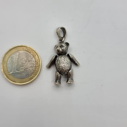 46 - A articulated sterling silver bear figure pendant. With a weight of 8 grams. Lovely piece.