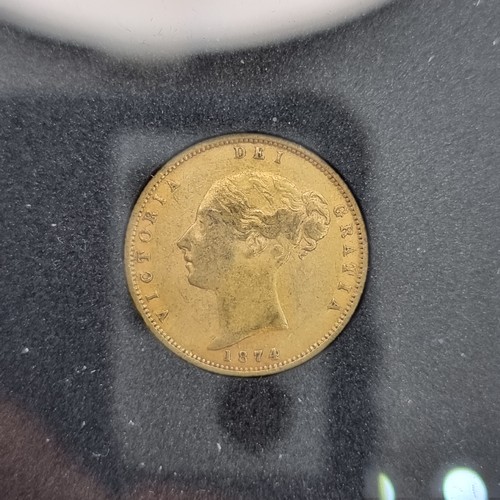 2 - A Queen Victoria 1874 Half Sovereign gold 22 carats half sovereign young head. Weight 3.99 grams. Co... 