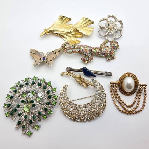 3 - A collection of 9 brooches featuring some nice multi coloured rhinestones. A nice collection. All pi... 