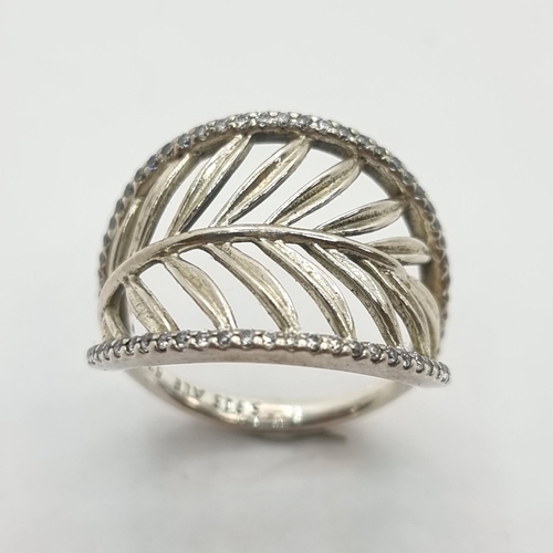 36 - A sterling silver fern leaf designed ring with gem set mount. Ring size: M. Weight: 3.15 grams. Ring... 