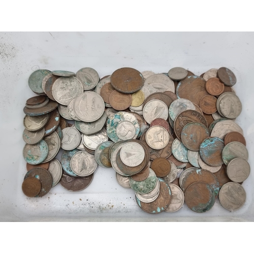 33 - A large collection of vintage Irish coinage. Total weight: 1Kg 118cm.