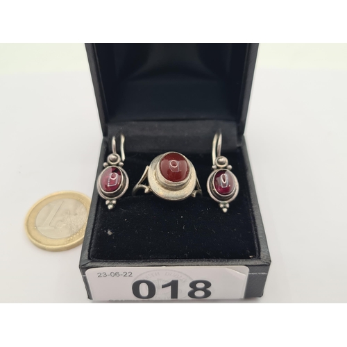 18 - A very pretty vintage sterling silver Red Agate ring and drop earring set, with pretty cabochon poli... 