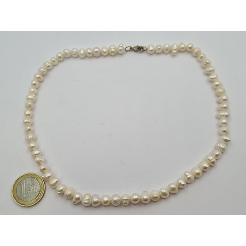 28 - A very pretty natural pearl necklace. Length of necklace: 42cm.