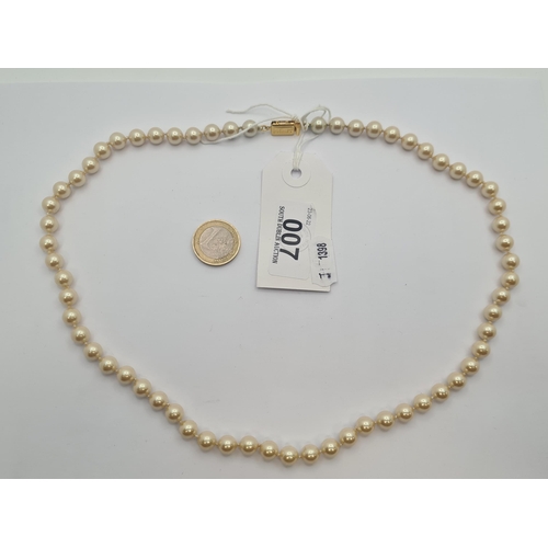 7 - An attractive vintage designer luster pearl necklace by Monet. Length of necklace: 56cm. A nice, lon... 