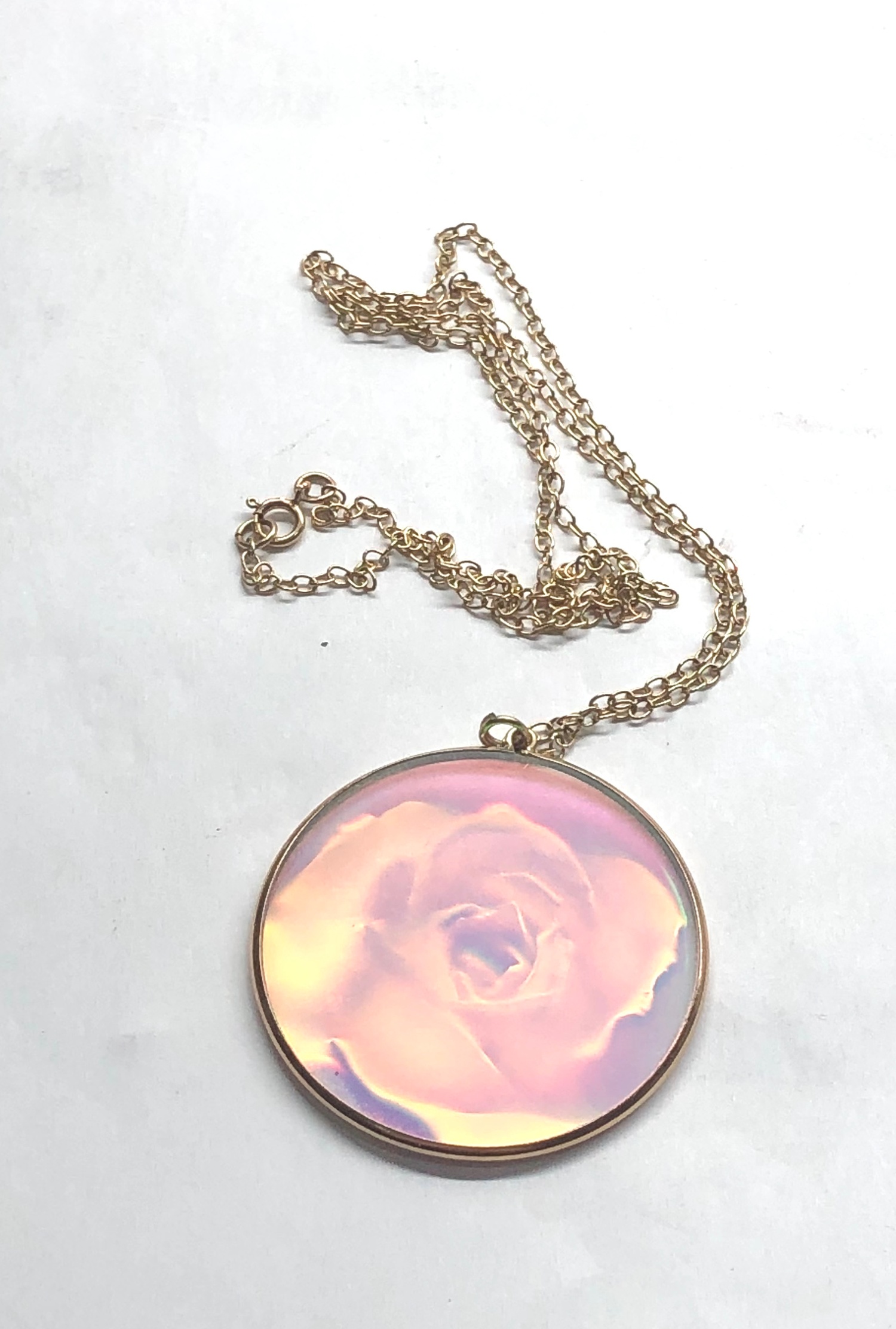 Hologram pendant on 9ct gold chain