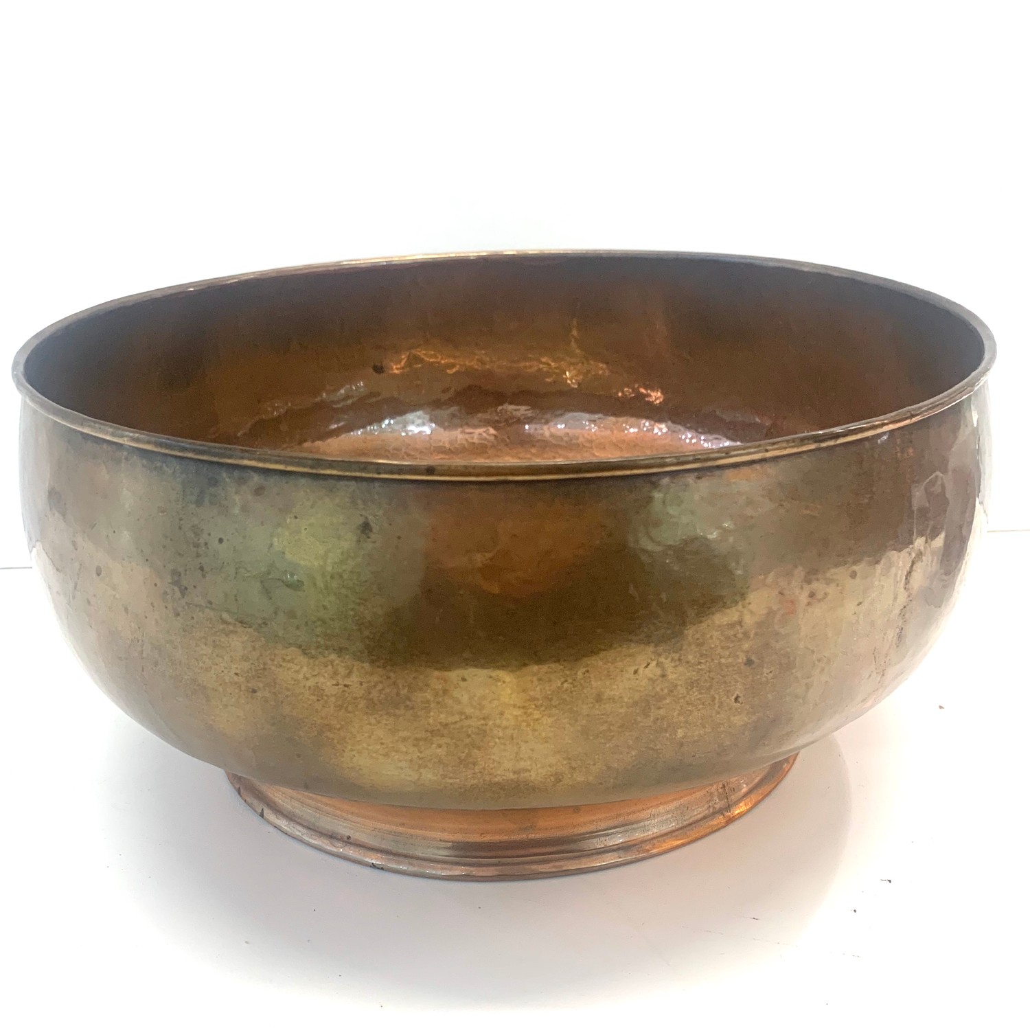 Large Hammered Copper Bowl Measures Approx 29cm Diameter By 14cm Heigh   1100022482.JPG