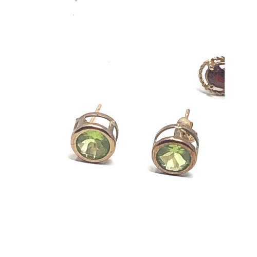 59 - 3 x 9ct gold stud earrings inc. peridot, topaz & garnet (2.7g)