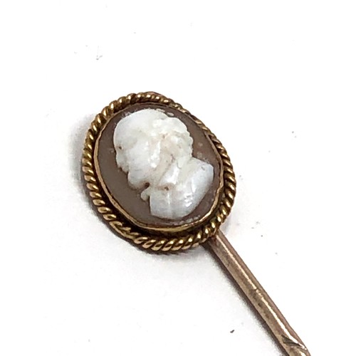42 - Antique 9ct gold cameo stick pin measures approx 7.1cm long weight 2.2g