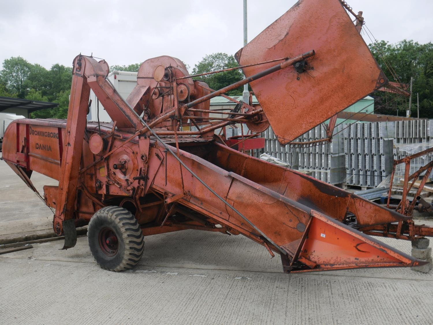 DANIA 500 TRAILED COMBINE HARVESTER