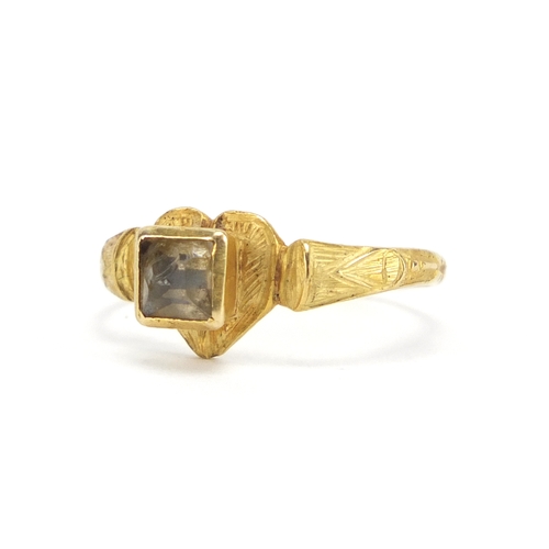 642 - Roman unmarked gold and glass love heart ring, the shoulders with engraved decoration, size J, appro... 