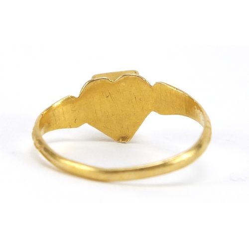 642 - Roman unmarked gold and glass love heart ring, the shoulders with engraved decoration, size J, appro... 