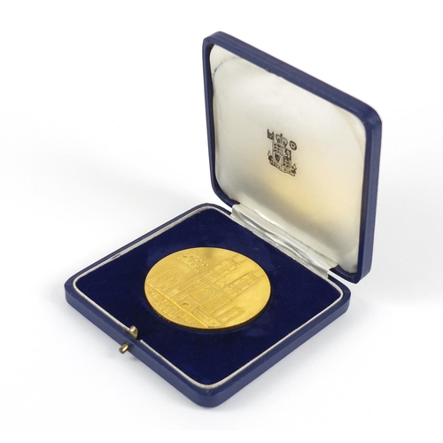 450 - 1965 22ct gold medal commemorating Westminster Abbey 900th Anniversary, with box and certificate num... 