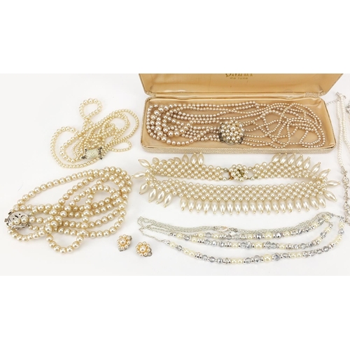 2808 - Selection of vintage and later simulated pearl necklaces