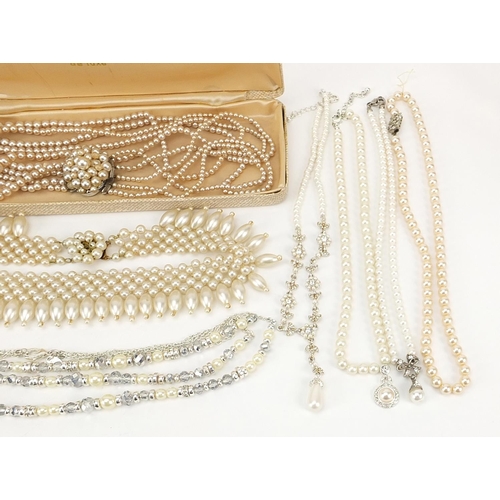 2808 - Selection of vintage and later simulated pearl necklaces