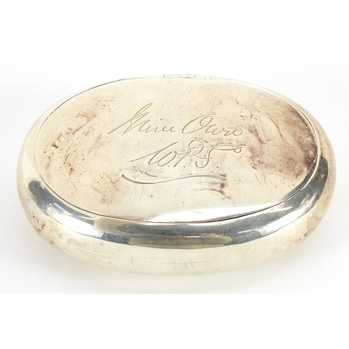 40 - George VI oval silver squeeze action snuff box, indistinct maker's mark, Birmingham 1938, 8.5cm in l... 