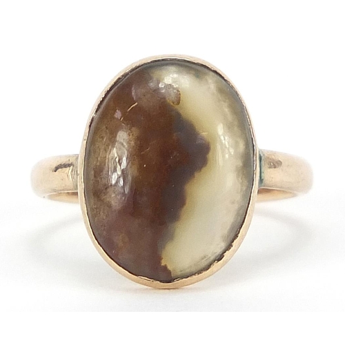 11 - 9ct gold cabochon agate ring, size I, 2.2g