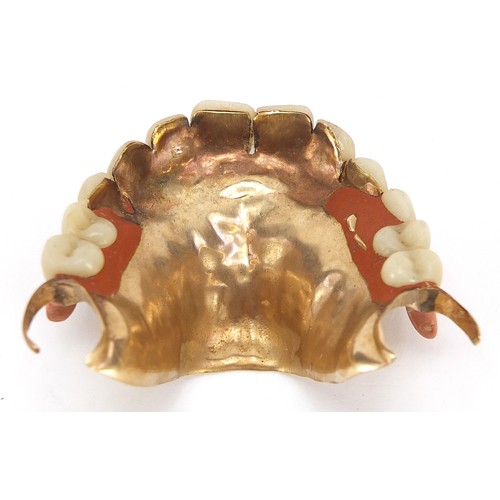 59 - Unmarked gold denture, (tests as 18ct gold) total weight 22.0g