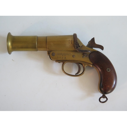 238 - A WWI Webley & Scott Ltd. Flare Gun, no. 64294, dated 17 A section 1 firearms license with the corre... 