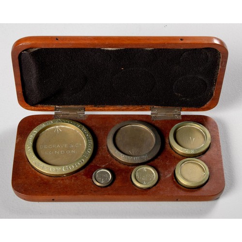 10 - A CASED SET OF BRASS WEIGHTS, DE GRAVE AND CO