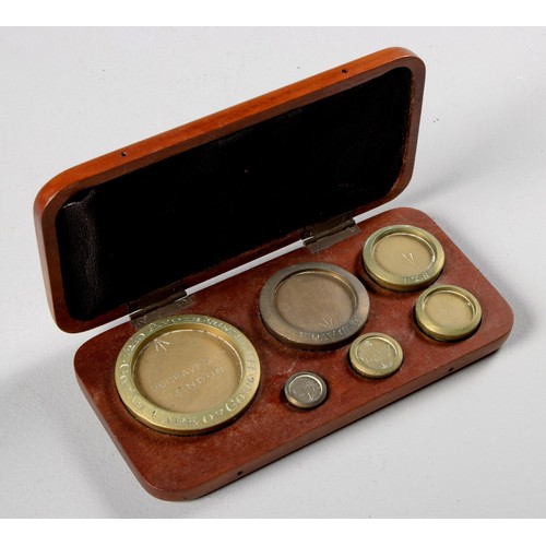 10 - A CASED SET OF BRASS WEIGHTS, DE GRAVE AND CO