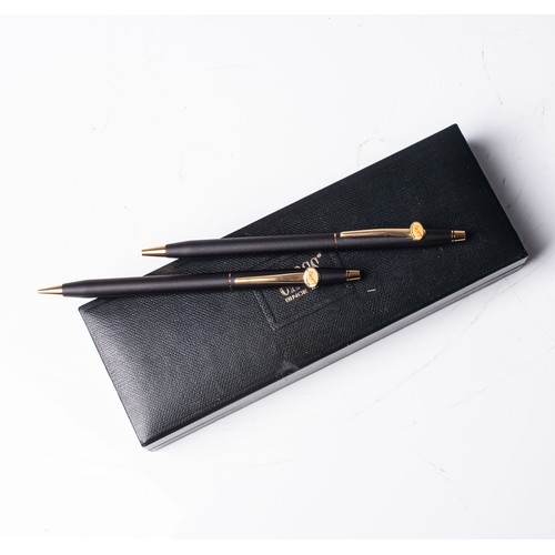 62 - A CROSS PEN AND PENCIL SETBlack and gold-plated, accompanied by an original box... 