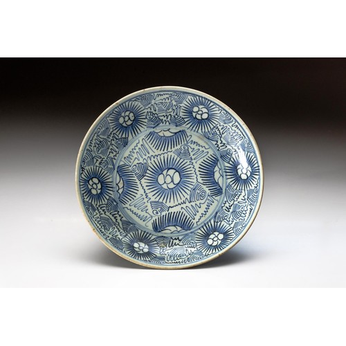 817 - A CHINESE BLUE AND WHITE 'STARBURST' DISH, QING DYNASTY, 1644 - 1912