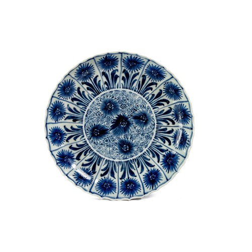 819 - A CHINESE BLUE AND WHITE 'ASTER' DISH, QING DYNASTY, 19TH CENTURY