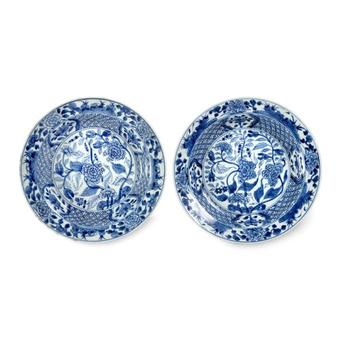 823 - A PAIR OF CHINESE BLUE AND WHITE 'PEONY AND FINGER CITRON' SOUP PLATES, QING DYNASTY, KANGXI, 1662 -... 