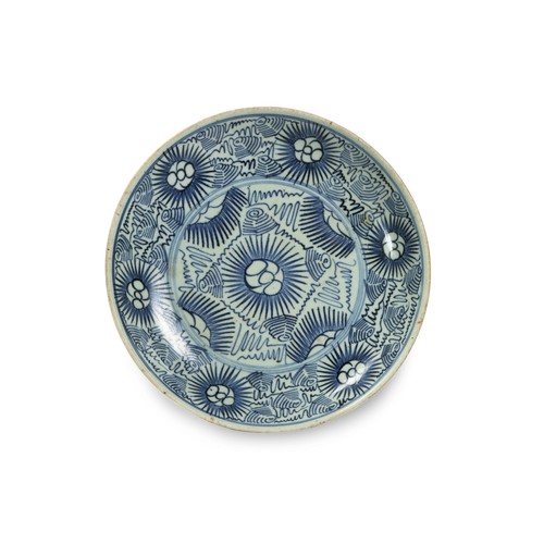 817 - A CHINESE BLUE AND WHITE 'STARBURST' DISH, QING DYNASTY, 1644 - 1912
