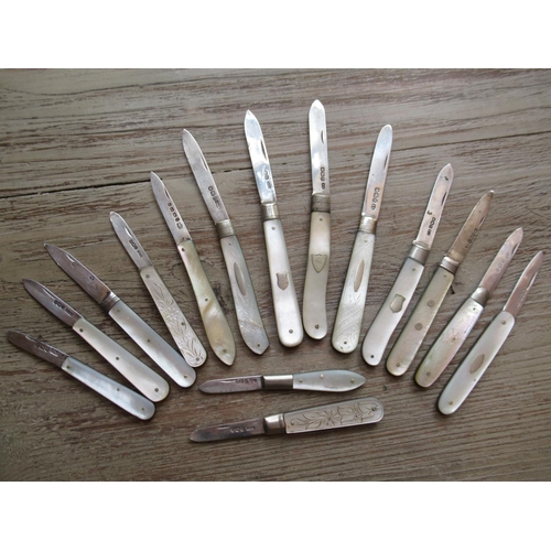 823 - Collection of fifteen 19th and 20th Century silver bladed and mother of pearl handled fruit knives