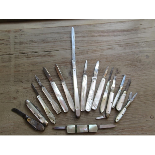 825 - Collection of sixteen steel bladed and mother of pearl handled folding fruit knives