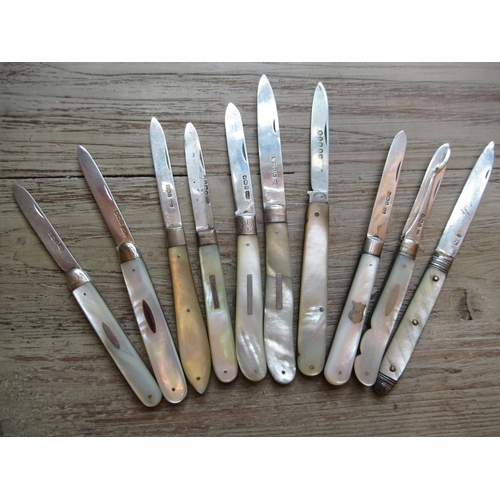 826 - Collection of ten, mainly 19th Century large silver bladed and mother of pearl handled folding fruit... 