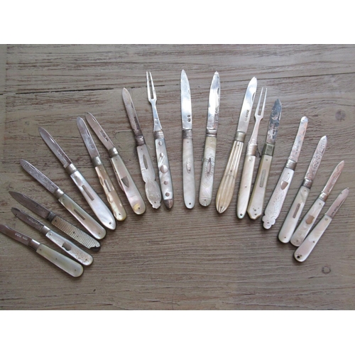 829 - Collection of eighteen small 19th and 20th Century silver bladed and mother of pearl handled folding... 