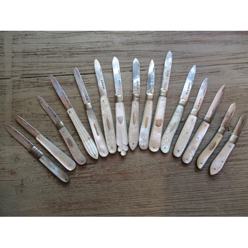 837 - Collection of fifteen, various small 19th and 20th Century silver bladed and mother of pearl handled... 