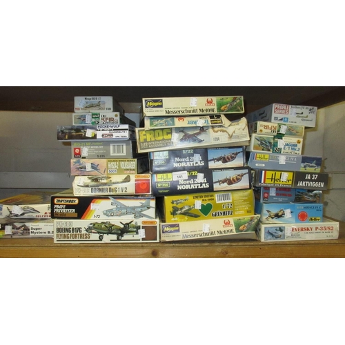 141 - Approximately twenty five various boxed aircraft model construction kits including: Hasegawa, Heller... 