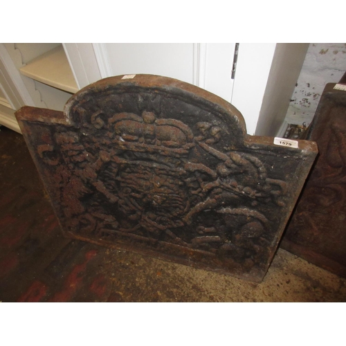 1579 - Reproduction cast iron fire back relief moulded with a Royal crest, 23ins x 20ins