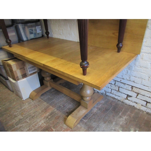 1909 - 20th Century light oak pull-out extending dining table with two extra leaves