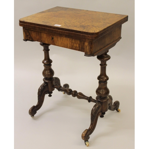 1910 - Victorian figured walnut games / work table (lacking wool compartment), on turned end supports with ... 